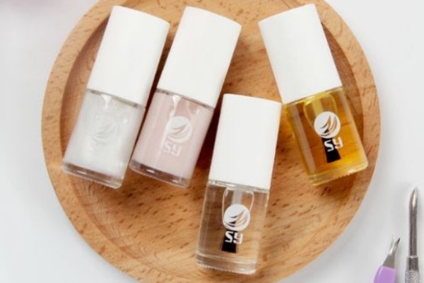 護(hù)甲油什么時(shí)候涂 護(hù)甲油可以當(dāng)?shù)子褪褂脝? alt=