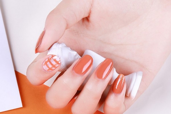 護(hù)甲油和營(yíng)養(yǎng)油的區(qū)別 護(hù)甲油可以當(dāng)指甲油用嗎 護(hù)甲油和營(yíng)養(yǎng)油的區(qū)別 護(hù)甲油可以當(dāng)指甲油用嗎