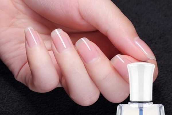 透明指甲油有什么用 透明指甲油可以當(dāng)?shù)子蛦? alt=