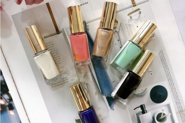 護(hù)甲油什么時(shí)候涂 護(hù)甲油可以當(dāng)?shù)子褪褂脝? alt=