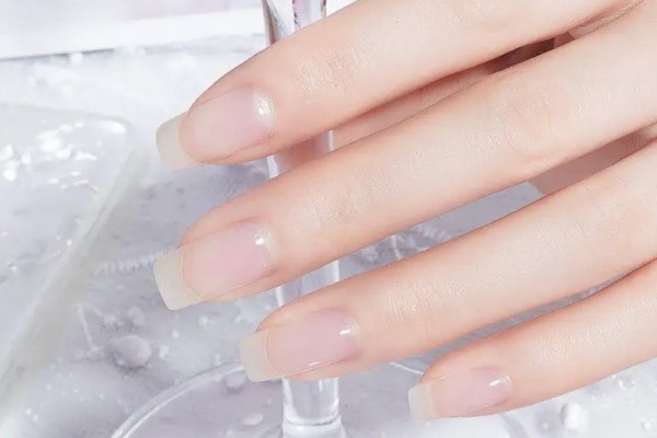 透明指甲油和亮油的區(qū)別 透明指甲油可以保護指甲嗎 透明指甲油和亮油的區(qū)別 透明指甲油可以保護指甲嗎