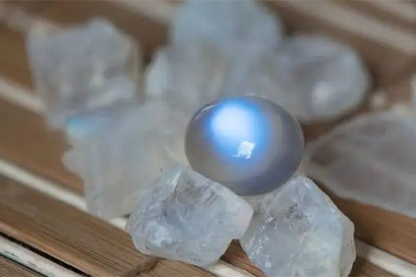 月光石怎么區(qū)分好壞 月光石的品質(zhì)怎么看