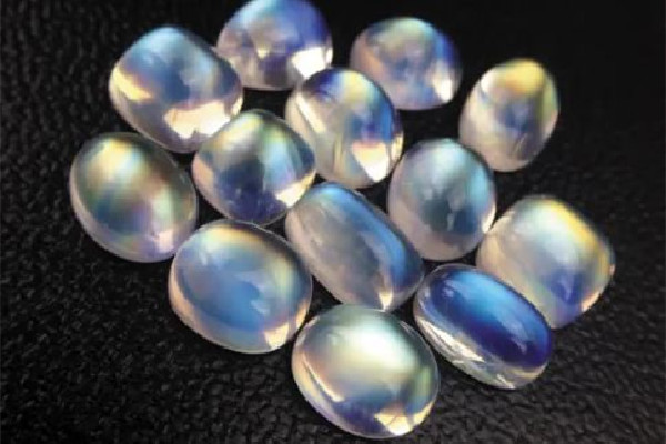 月光石五行屬什么 月光石佩戴禁忌有哪些 月光石五行屬什么 月光石佩戴禁忌有哪些