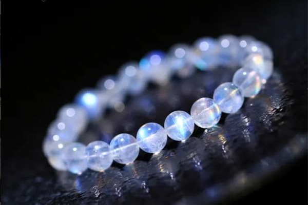 月光石怎么辨別真假 月光石會發(fā)光嗎 月光石怎么辨別真假 月光石會發(fā)光嗎