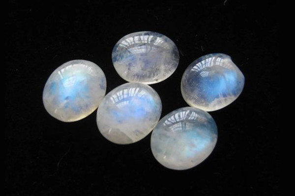 月光石怎么辨別真假 月光石會發(fā)光嗎 月光石怎么辨別真假 月光石會發(fā)光嗎