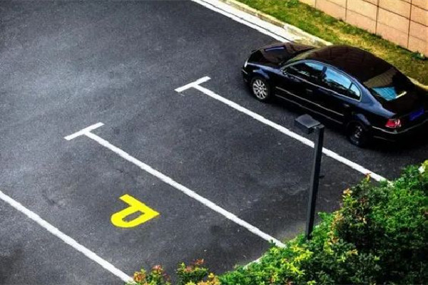 男子停車半小時(shí)車身獨(dú)得鳥(niǎo)屎全覆蓋 停車為什么要收費(fèi)