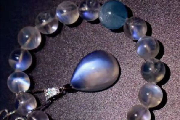 月光石是幾月的生辰石 月光石適合什么屬相戴 月光石是幾月的生辰石 月光石適合什么屬相戴