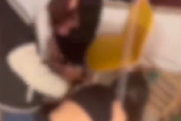 女生遭同學霸凌被逼喝下不明液體 被霸凌者如何走出陰影 女生遭同學霸凌被逼喝下不明液體 被霸凌者如何走出陰影