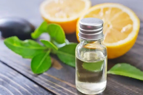檸檬精油有美白功效嗎 檸檬精油可以直接涂在臉上嗎 檸檬精油有美白功效嗎 檸檬精油可以直接涂在臉上嗎
