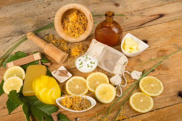 檸檬精油可以和什么精油一起用 檸檬精油涂臉為什么會刺痛 檸檬精油可以和什么精油一起用 檸檬精油涂臉為什么會刺痛