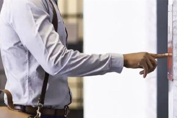 被問(wèn)防疫要求交警揮手:想去哪去哪 出行有什么講究嗎 被問(wèn)防疫要求交警揮手:想去哪去哪 出行有什么講究嗎