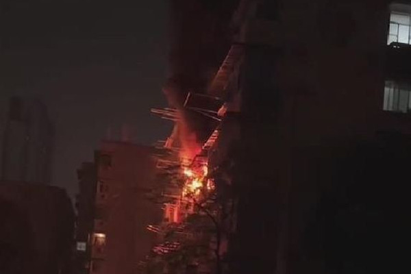 將妻子送出火場再救兒子時父子倆遇難 火場逃生的方法有哪些 將妻子送出火場再救兒子時父子倆遇難 火場逃生的方法有哪些