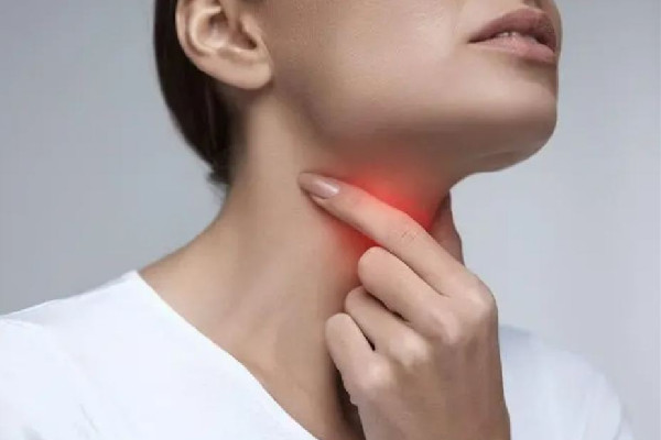 男子喝水喉嚨里像放了刀子一樣 嗓子疼怎么緩解