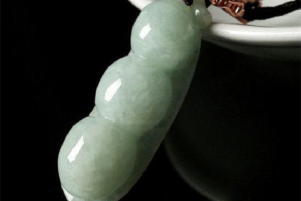 豆種翡翠會越戴越透嗎 豆種翡翠戴久了會變色嗎 豆種翡翠會越戴越透嗎 豆種翡翠戴久了會變色嗎