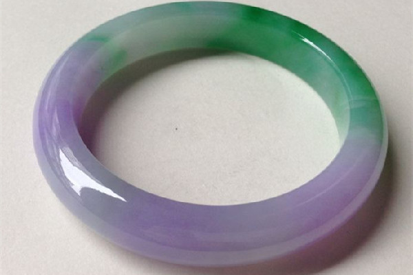 春帶彩翡翠手鐲一般多少錢(qián) 春帶彩翡翠值錢(qián)嗎 春帶彩翡翠手鐲一般多少錢(qián) 春帶彩翡翠值錢(qián)嗎