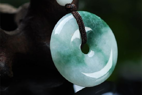 豆種翡翠會越戴越透嗎 豆種翡翠戴久了會變色嗎 豆種翡翠會越戴越透嗎 豆種翡翠戴久了會變色嗎