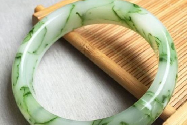 貓咪摔壞12萬翡翠手鐲被連夜送走 翡翠手鐲種水等級劃分 貓咪摔壞12萬翡翠手鐲被連夜送走 翡翠手鐲種水等級劃分