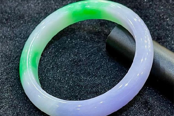 春帶彩翡翠手鐲一般多少錢(qián) 春帶彩翡翠值錢(qián)嗎 春帶彩翡翠手鐲一般多少錢(qián) 春帶彩翡翠值錢(qián)嗎