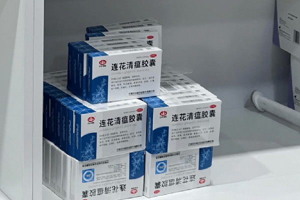 藥店標(biāo)價(jià)428元配14種藥賣(mài)連花清瘟 連花清瘟的替代品有哪些 藥店標(biāo)價(jià)428元配14種藥賣(mài)連花清瘟 連花清瘟的替代品有哪些