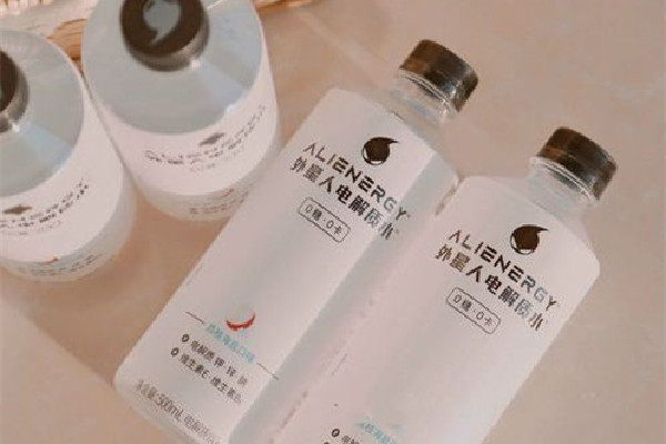 電解質(zhì)水是運動飲料嗎 電解質(zhì)水和普通水有什么區(qū)別 電解質(zhì)水是運動飲料嗎 電解質(zhì)水和普通水有什么區(qū)別