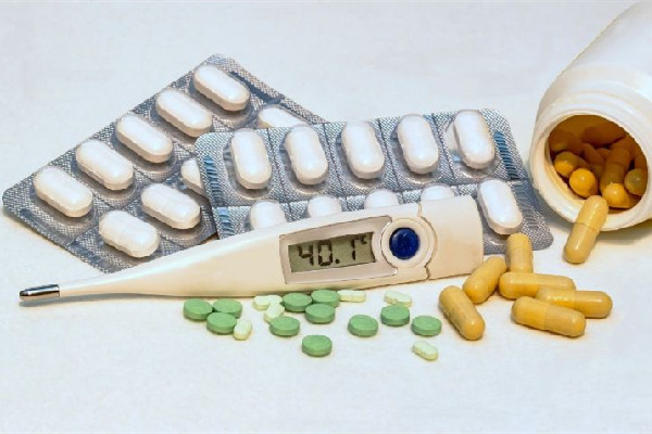 男子高燒近40度睡覺掀被子直冒煙 發(fā)燒后吃什么恢復(fù)體力 男子高燒近40度睡覺掀被子直冒煙 發(fā)燒后吃什么恢復(fù)體力