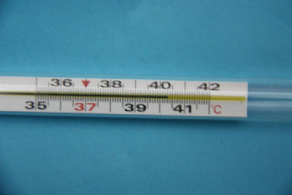 孩子高燒42度一出被窩全身冒煙 高燒怎么物理降溫快 孩子高燒42度一出被窩全身冒煙 高燒怎么物理降溫快