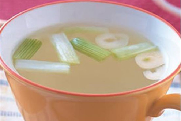 蔥白水可以退燒嗎 蔥白水適合什么感冒 蔥白水可以退燒嗎 蔥白水適合什么感冒