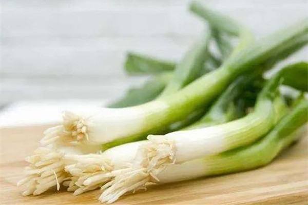 蔥白水要熬多久 蔥白水的正確做法 蔥白水要熬多久 蔥白水的正確做法