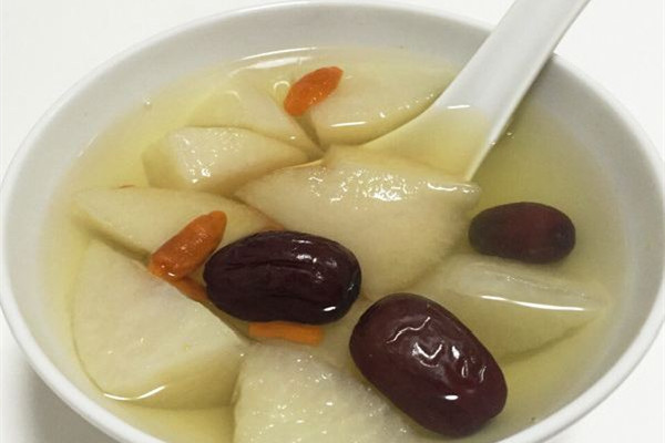 煮梨水是削皮好還是不削皮好 煮梨水要吃梨肉嗎 煮梨水是削皮好還是不削皮好 煮梨水要吃梨肉嗎