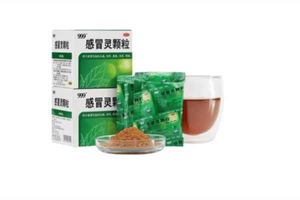 999感冒靈顆粒和布洛芬能一起吃嗎 999感冒靈顆?？梢院桶⒛髁帜z囊一起吃嗎