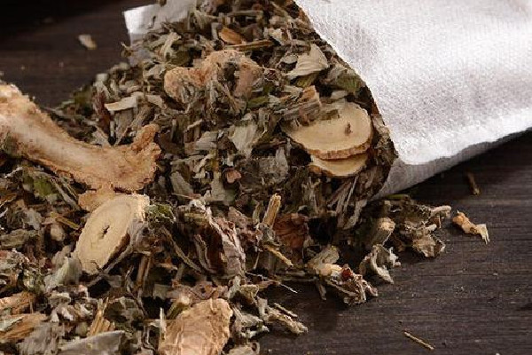 艾草什么時候采摘最好 艾草泡水喝有什么功效和作用 艾草什么時候采摘最好 艾草泡水喝有什么功效和作用