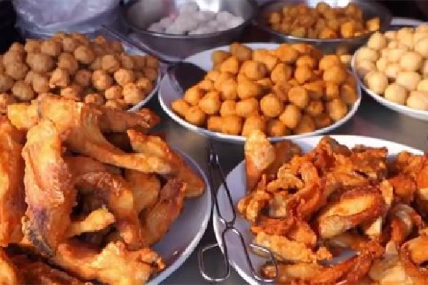 武漢66歲太婆一天炸3000個圓子 炸圓子怎么做酥脆好吃竅門 武漢66歲太婆一天炸3000個圓子 炸圓子怎么做酥脆好吃竅門