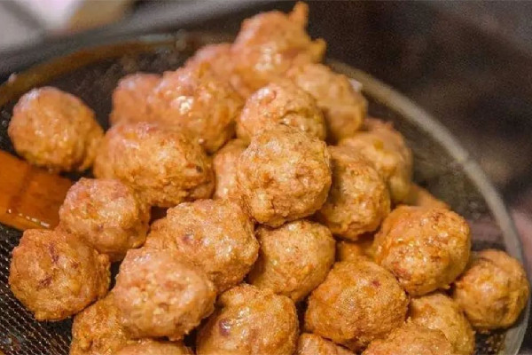 炸肉丸放多少鹽 炸肉丸放什么調(diào)料 炸肉丸放多少鹽 炸肉丸放什么調(diào)料