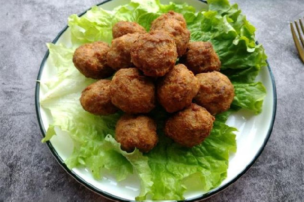 武漢66歲太婆一天炸3000個圓子 炸圓子怎么做酥脆好吃竅門 武漢66歲太婆一天炸3000個圓子 炸圓子怎么做酥脆好吃竅門