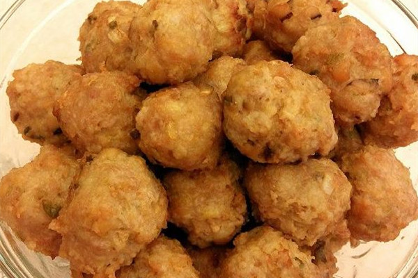 武漢66歲太婆一天炸3000個圓子 炸圓子怎么做酥脆好吃竅門 武漢66歲太婆一天炸3000個圓子 炸圓子怎么做酥脆好吃竅門