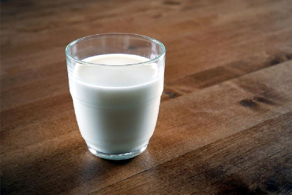 全脂牛奶和脫脂牛奶有什么區(qū)別 全脂牛奶和低脂牛奶哪個(gè)好