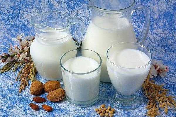 全脂牛奶要加熱喝嗎 全脂牛奶加熱后會(huì)損失蛋白質(zhì)嗎 全脂牛奶要加熱喝嗎 全脂牛奶加熱后會(huì)損失蛋白質(zhì)嗎