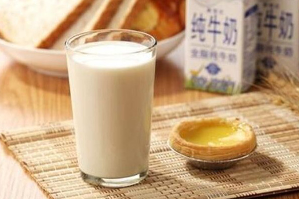 全脂牛奶和脫脂牛奶有什么區(qū)別 全脂牛奶和低脂牛奶哪個(gè)好