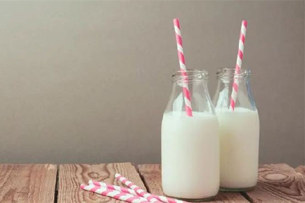 全脂牛奶適合小孩子嗎 全脂牛奶多大寶寶可以喝 全脂牛奶適合小孩子嗎 全脂牛奶多大寶寶可以喝