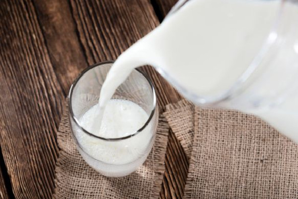 全脂牛奶和脫脂牛奶有什么區(qū)別 全脂牛奶和低脂牛奶哪個(gè)好