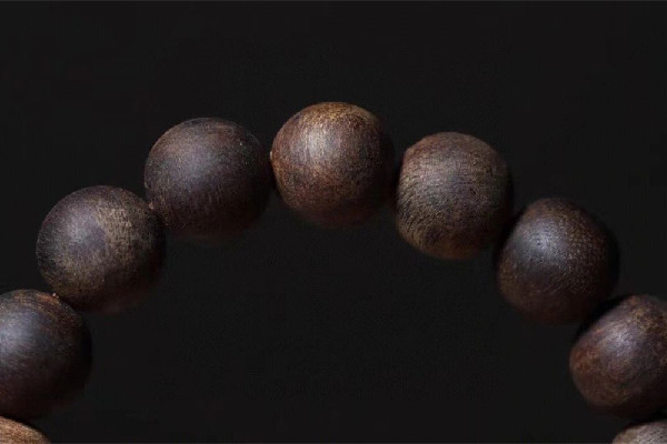 沉香手串對(duì)人體有什么好處 沉香手串有什么寓意 沉香手串對(duì)人體有什么好處 沉香手串有什么寓意