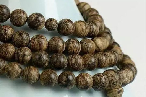 沉香手串做怎么越盤越亮 沉香手串的正確盤法 沉香手串做怎么越盤越亮 沉香手串的正確盤法