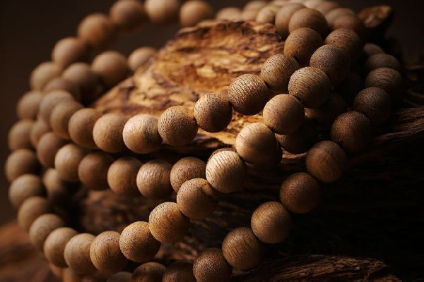 沉香手串做怎么越盤越亮 沉香手串的正確盤法 沉香手串做怎么越盤越亮 沉香手串的正確盤法