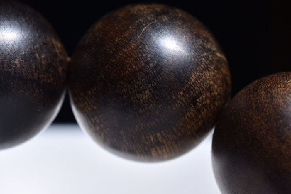 沉香手串和檀香手串哪個(gè)好 沉香手串和檀香手串的區(qū)別 沉香手串和檀香手串哪個(gè)好 沉香手串和檀香手串的區(qū)別