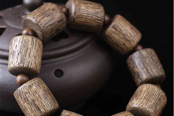 沉香手串做怎么越盤越亮 沉香手串的正確盤法 沉香手串做怎么越盤越亮 沉香手串的正確盤法