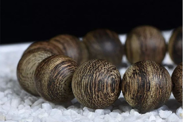 沉香手串顏色深的好還是淺的好 沉香手串顏色越黑越好嗎 沉香手串顏色深的好還是淺的好 沉香手串顏色越黑越好嗎