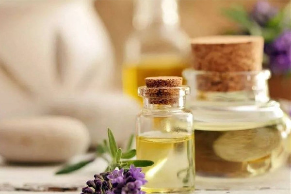 護(hù)膚精油的作用與功效 護(hù)膚精油可以直接涂臉上嗎 護(hù)膚精油的作用與功效 護(hù)膚精油可以直接涂臉上嗎