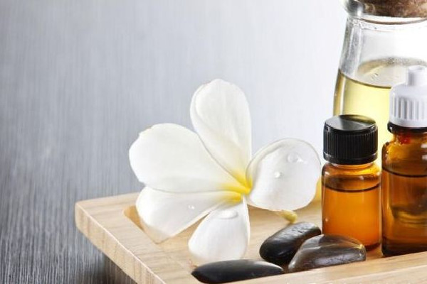 護(hù)膚精油可以抹頭發(fā)嗎 護(hù)膚精油對頭發(fā)有什么作用 護(hù)膚精油可以抹頭發(fā)嗎 護(hù)膚精油對頭發(fā)有什么作用