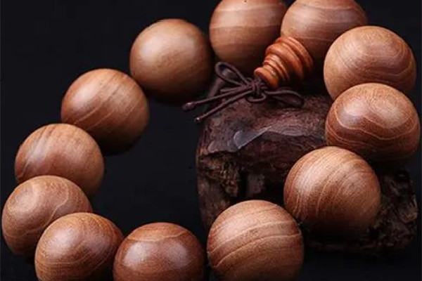 檀香手串是藥香好還是奶香好 檀香手串的香味能保持多久 檀香手串是藥香好還是奶香好 檀香手串的香味能保持多久