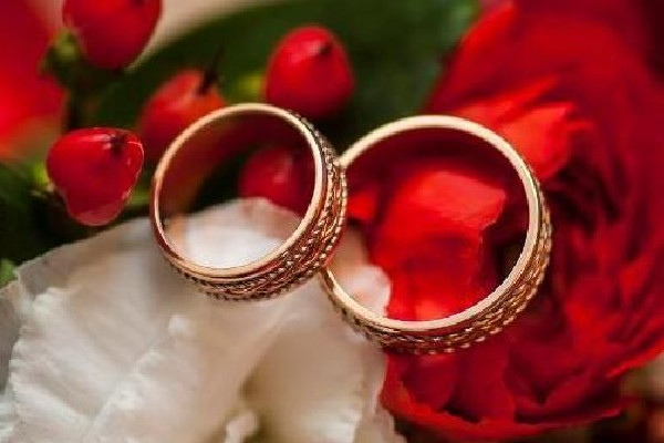 新郎接親時淡定嗑瓜子迎新娘 新郎接親有什么講究 新郎接親時淡定嗑瓜子迎新娘 新郎接親有什么講究